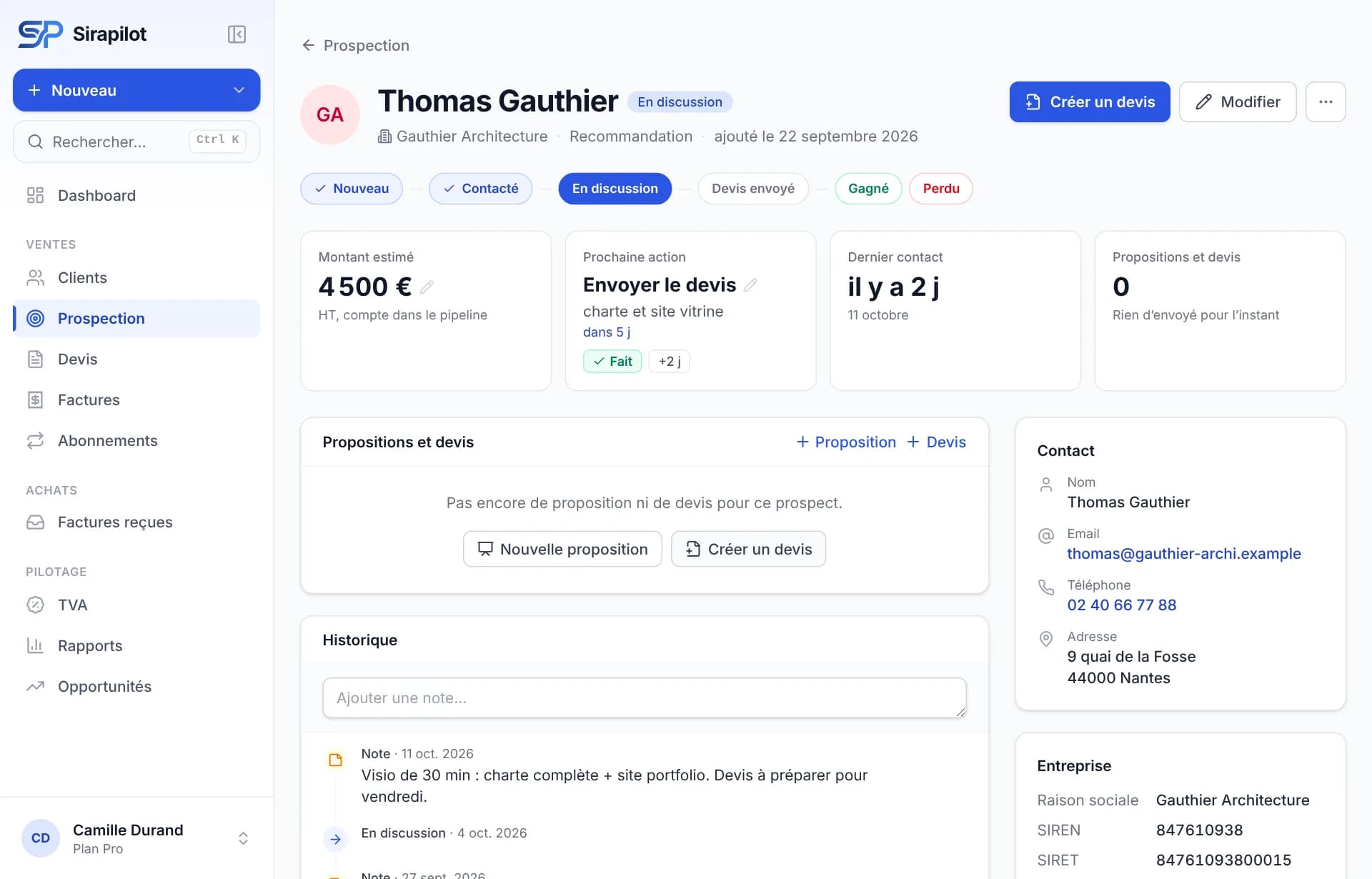 Fiche prospect : étapes du pipeline, prochaine action à faire, propositions et devis, historique des échanges.
